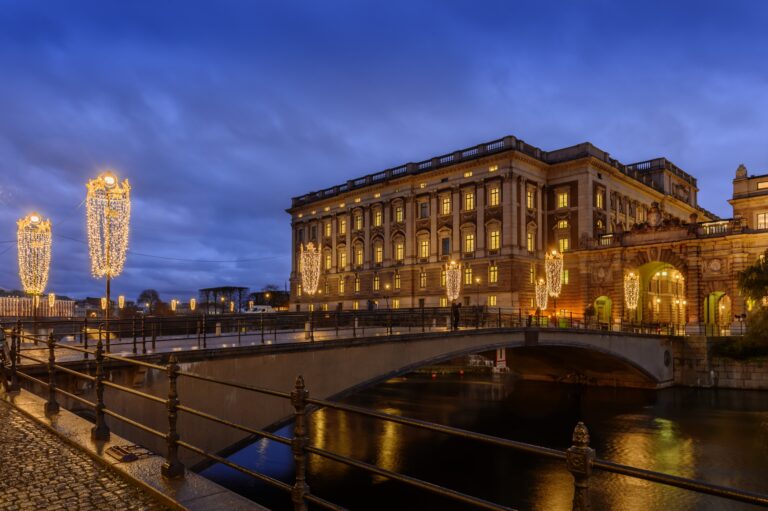Äntligen är julbelysningen tänd i city