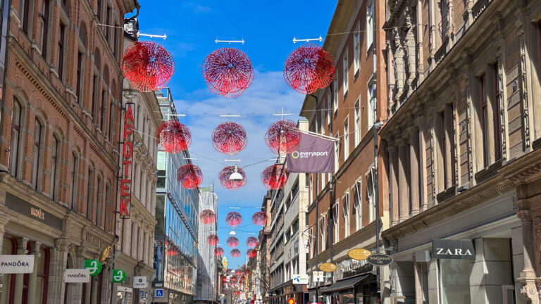 Svävande vallmo längs Drottninggatan