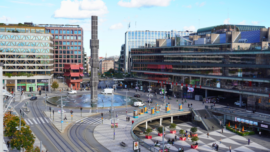 Flygfoto över Sergels torg, obelisken och röda huset på Malmskillnadsgatan