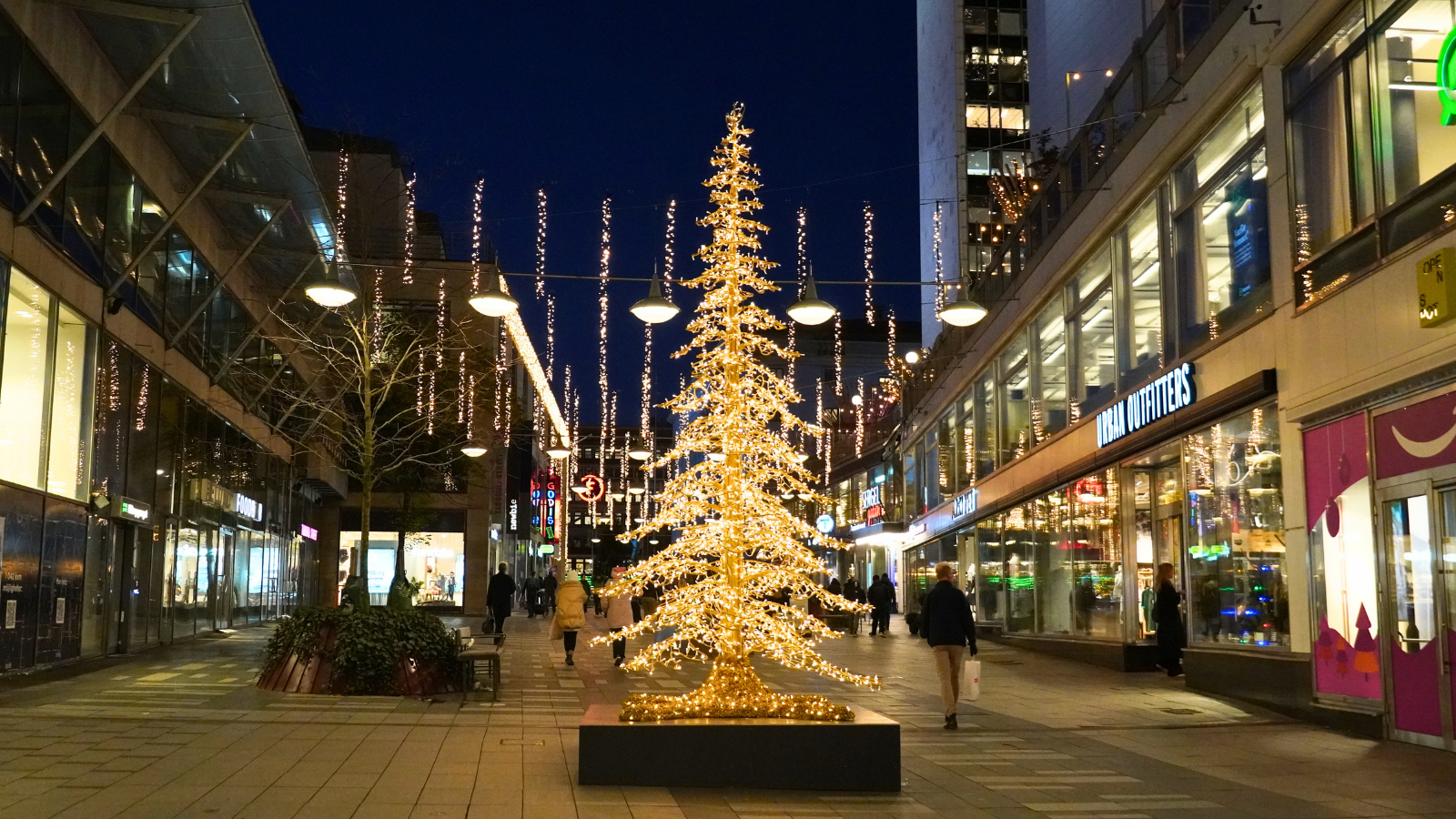 En glittrig och upplyst konstgran på Sergelgatan i Stockholm.