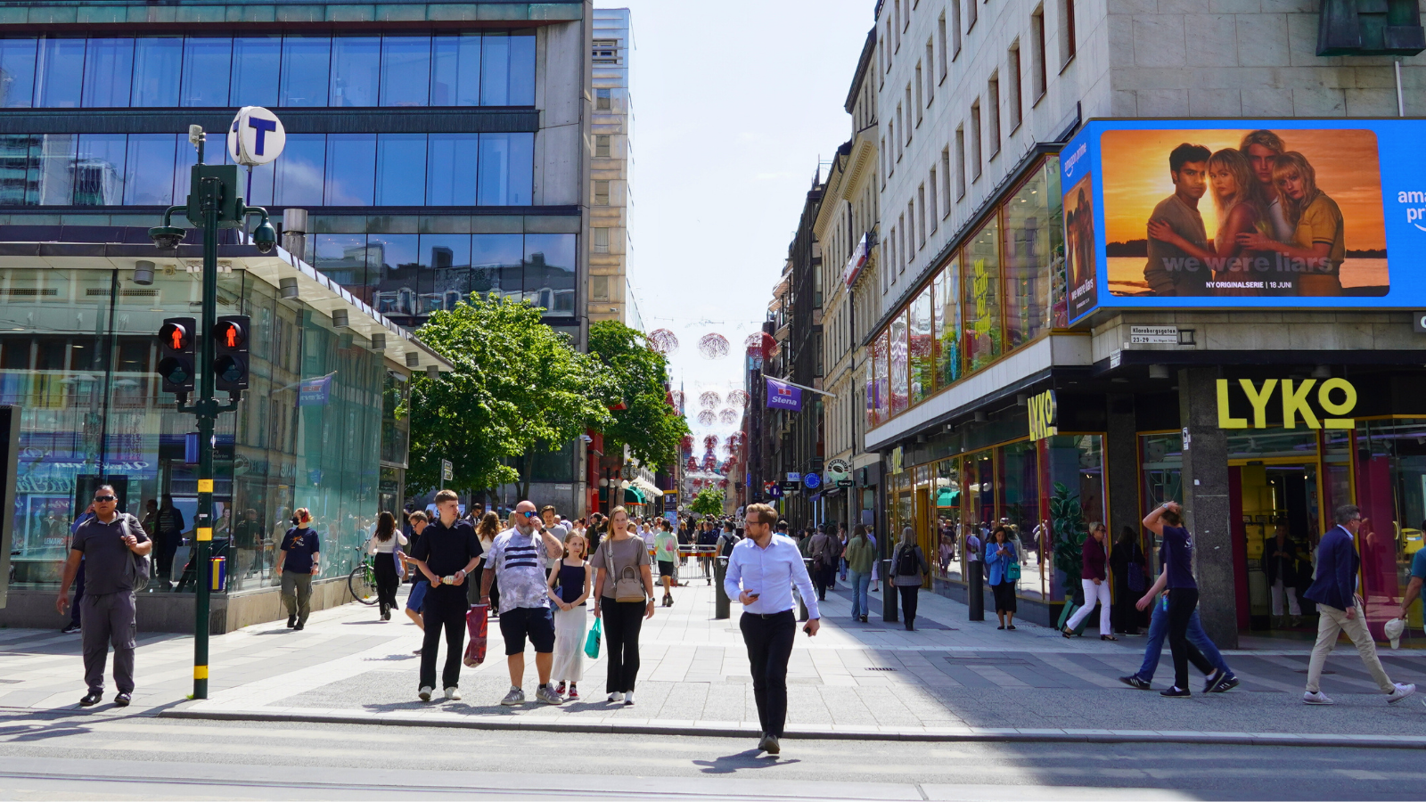 En gata med många människor i Stockholm city