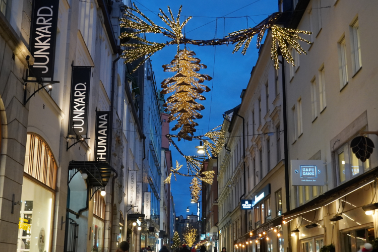 Julbelysning i form av en kotte som hänger mellan två byggnader