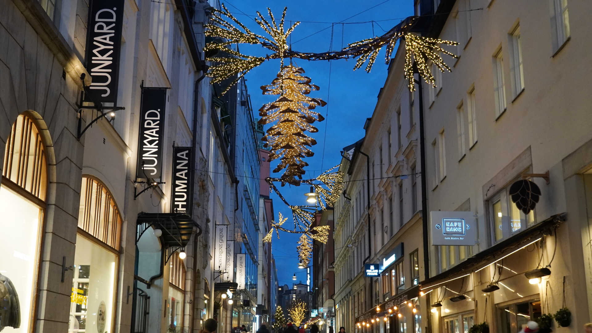 Julbelysning i form av en kotte som hänger mellan två byggnader