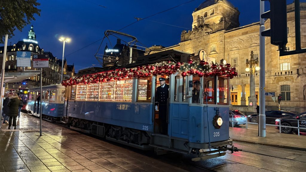 Gammal spårvagn dekorerad med julbelysning och julkulor