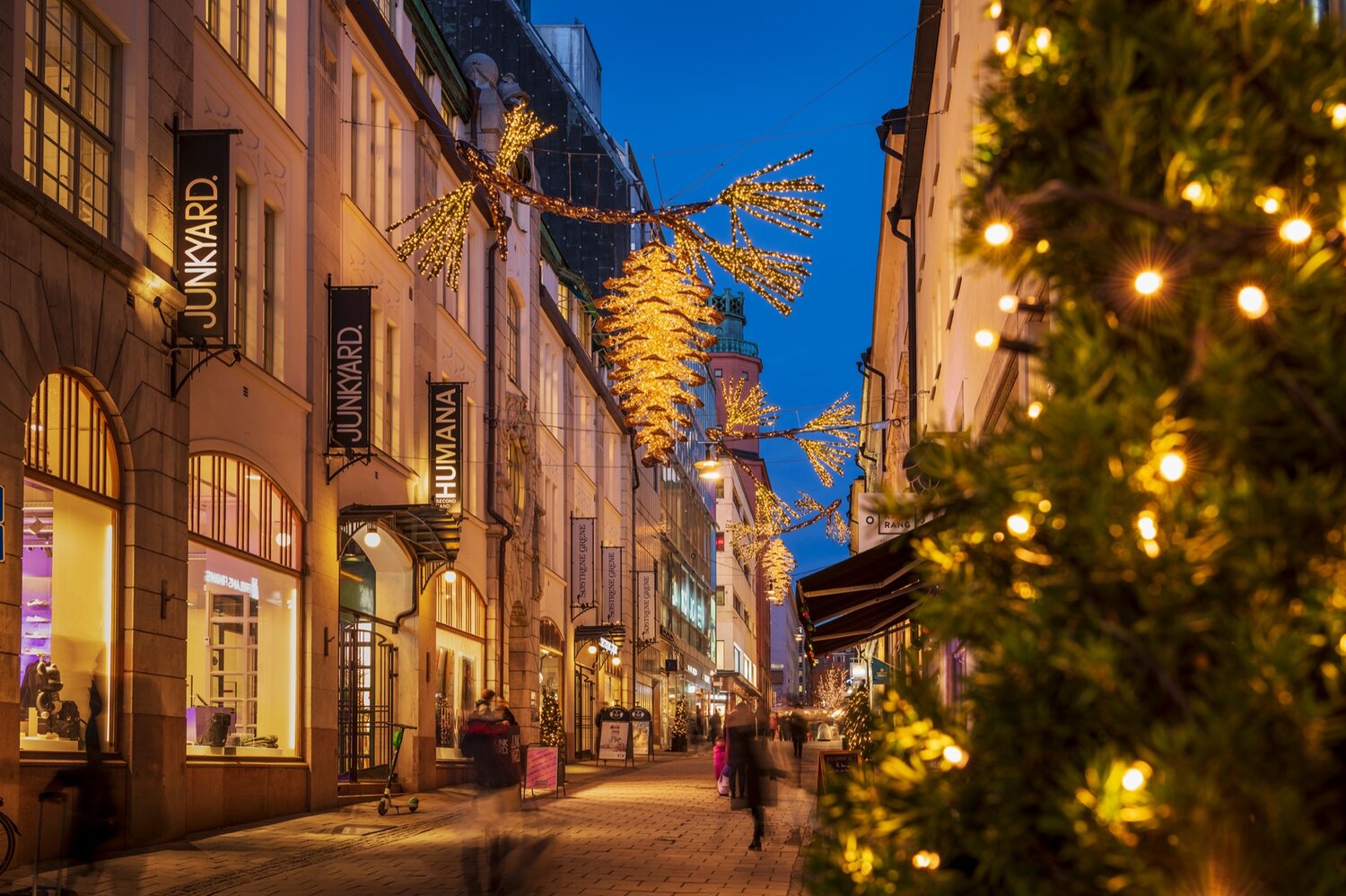Gama Brogatan i Stockholm med julbelysning med en form av kottar.