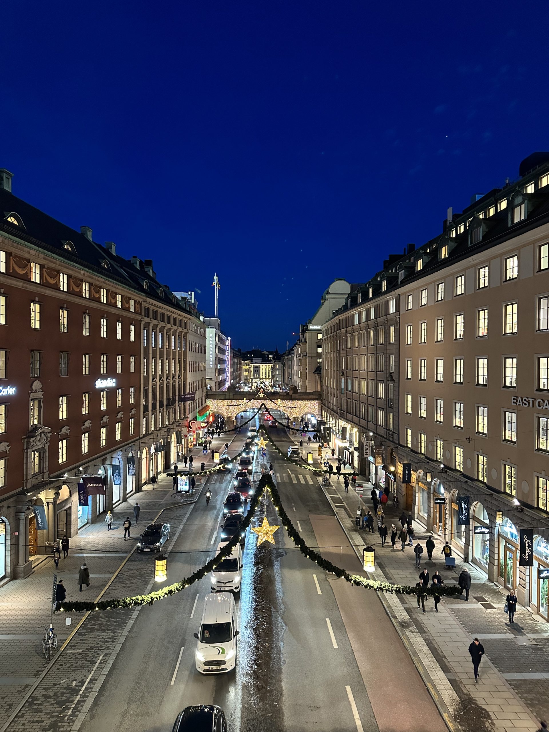 Kungsgatan i Stockholm från ovan med julbelysning.
