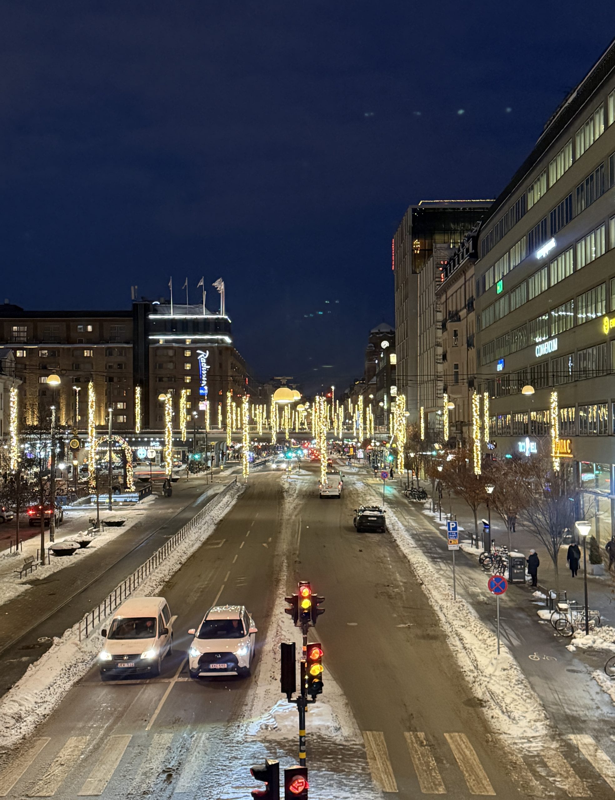 Vasagatan i Stockholm från ovan under kvällstid med julbelysning.