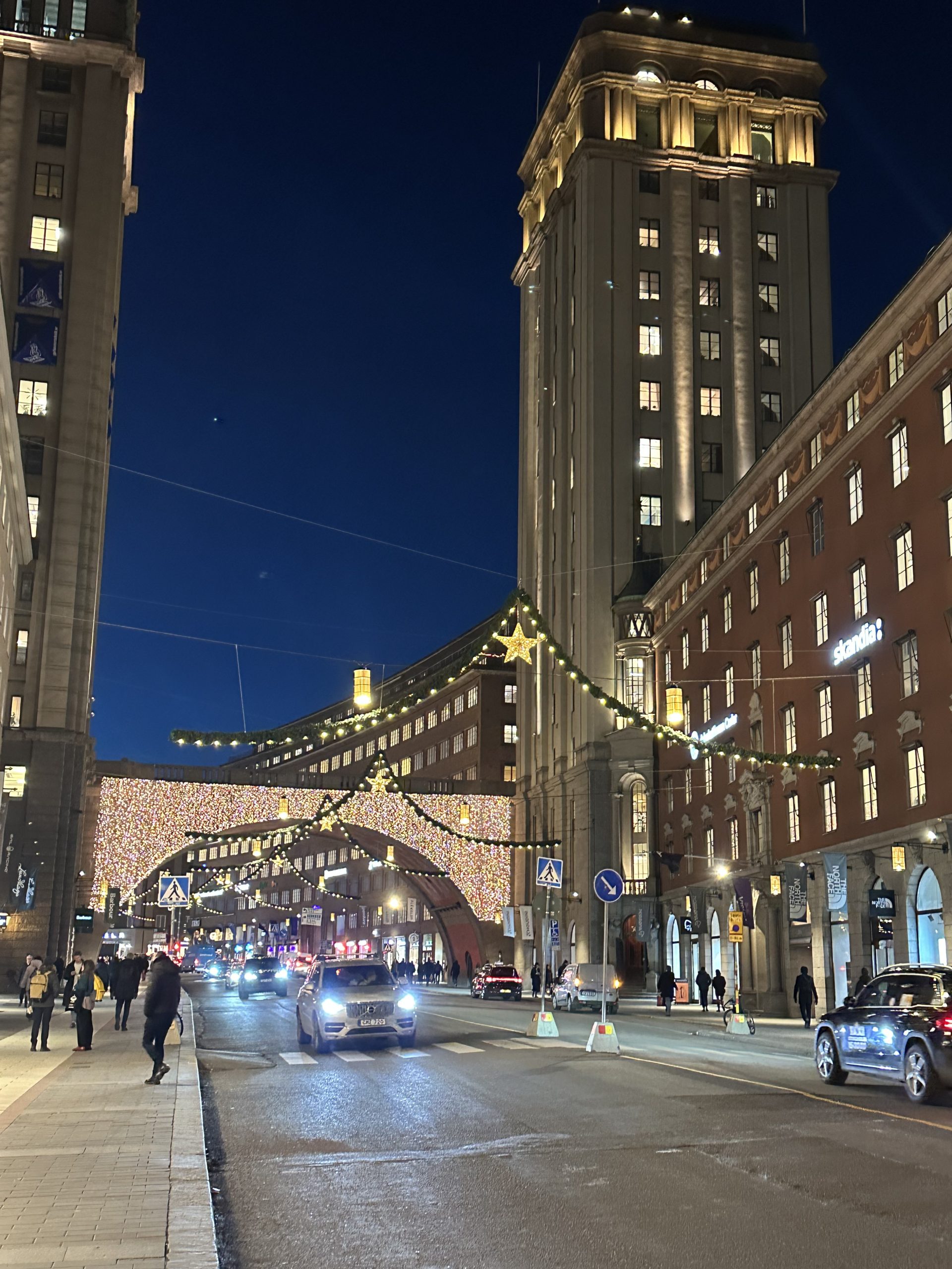 Kungsgatan i Stockholm kvällstid med julbelysning.