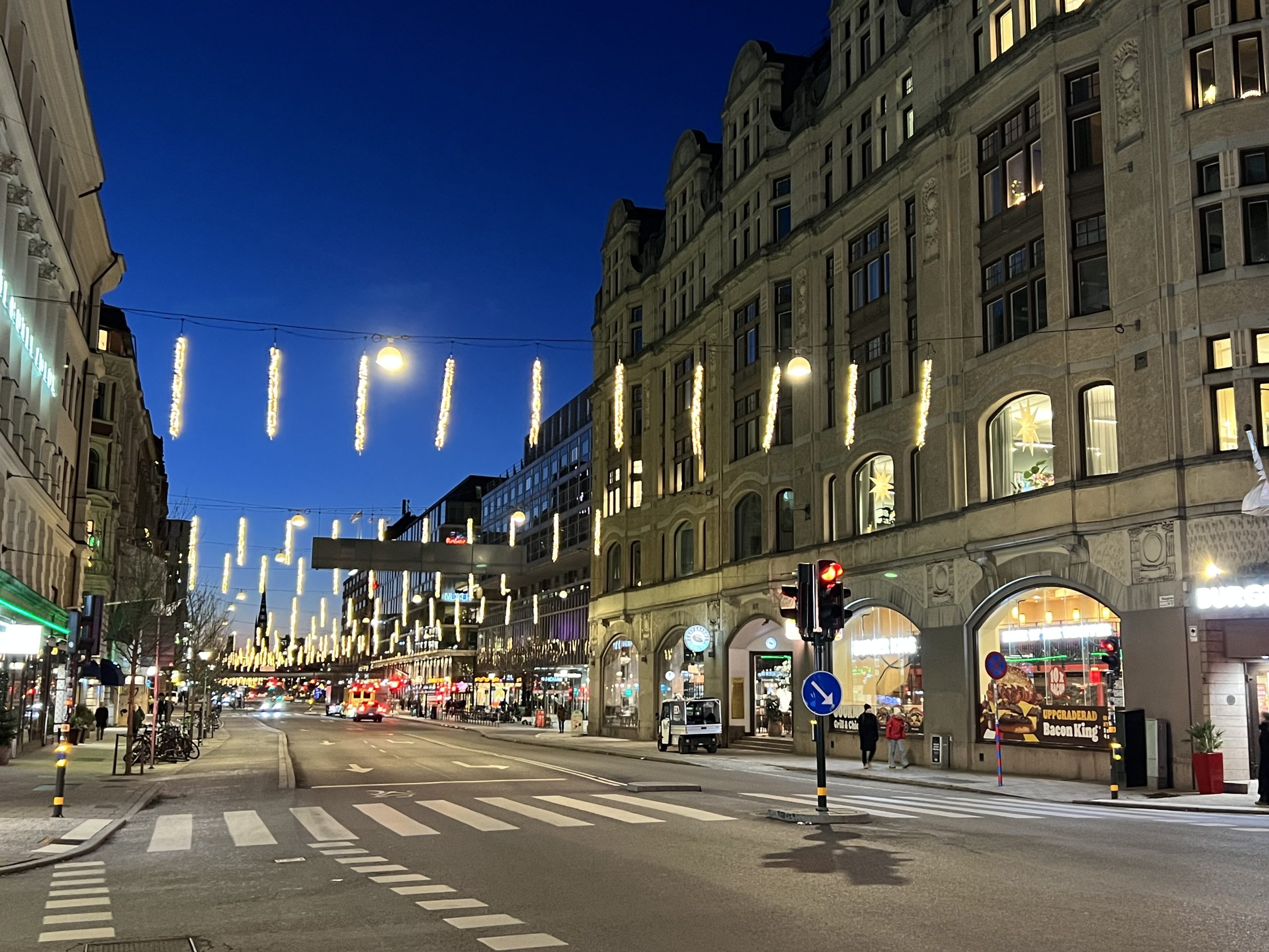 Vasagatan i Stockholm under kvällen med julbelysning.