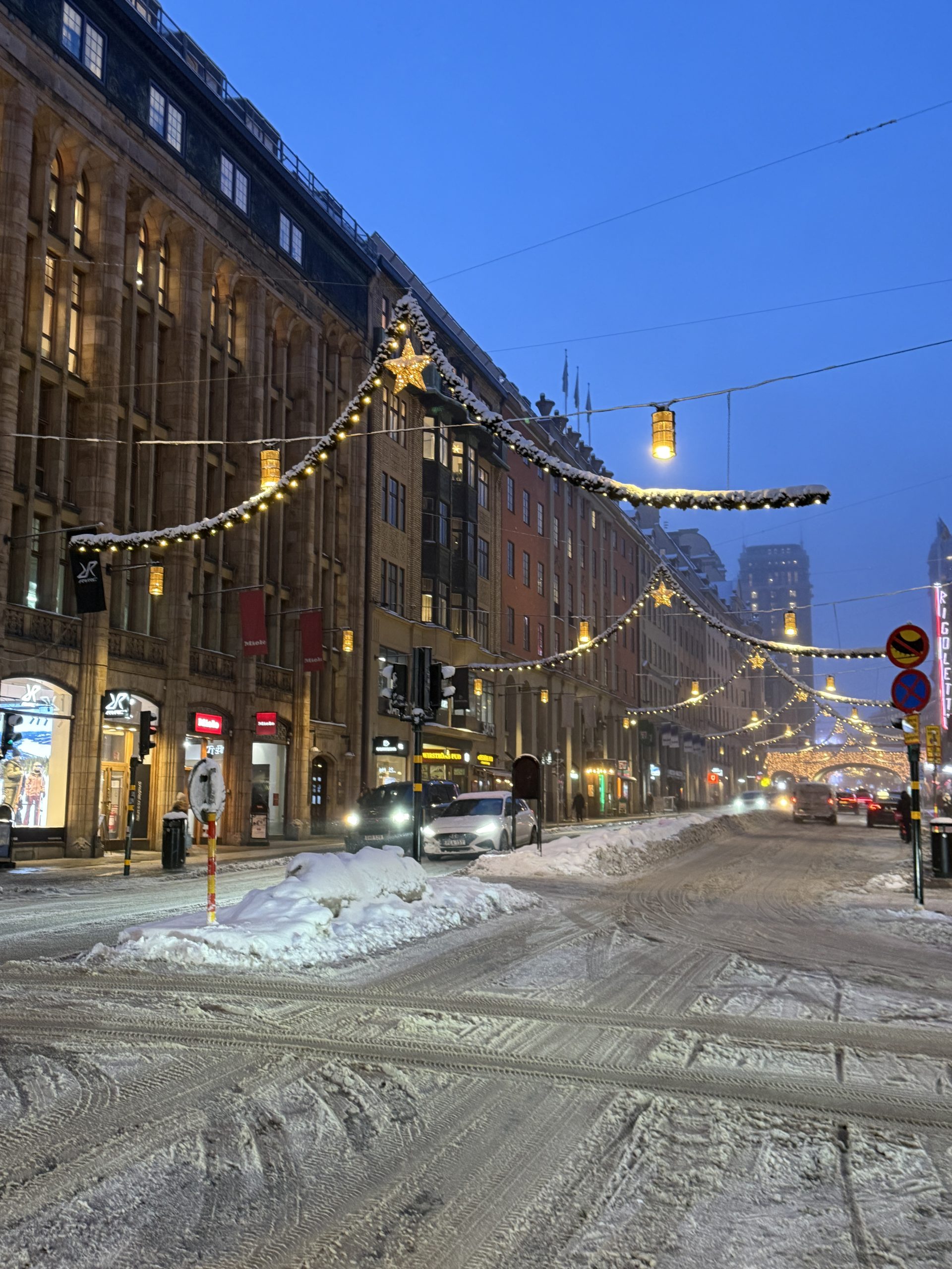 Kungsgatan i Stockholm med julbelysning och snö.