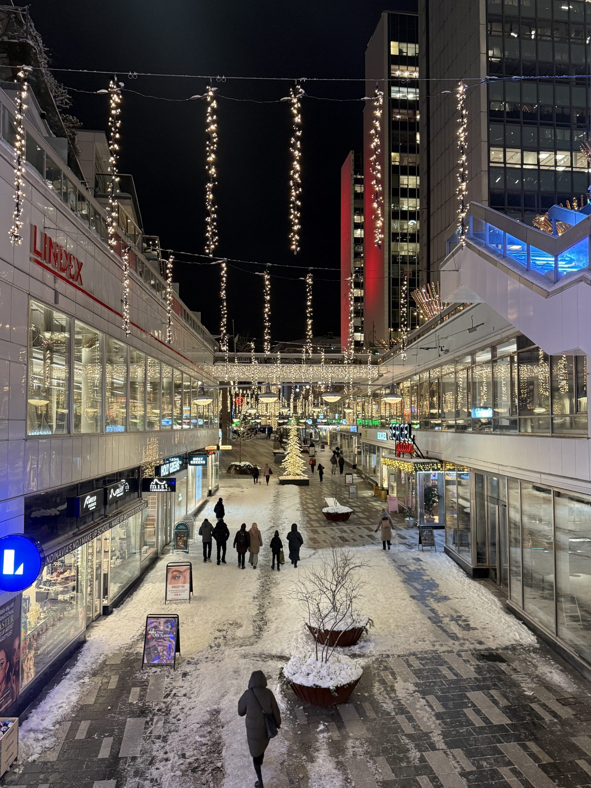 Sergelgatan i Stockholm från ovan med julbelysning och snö.