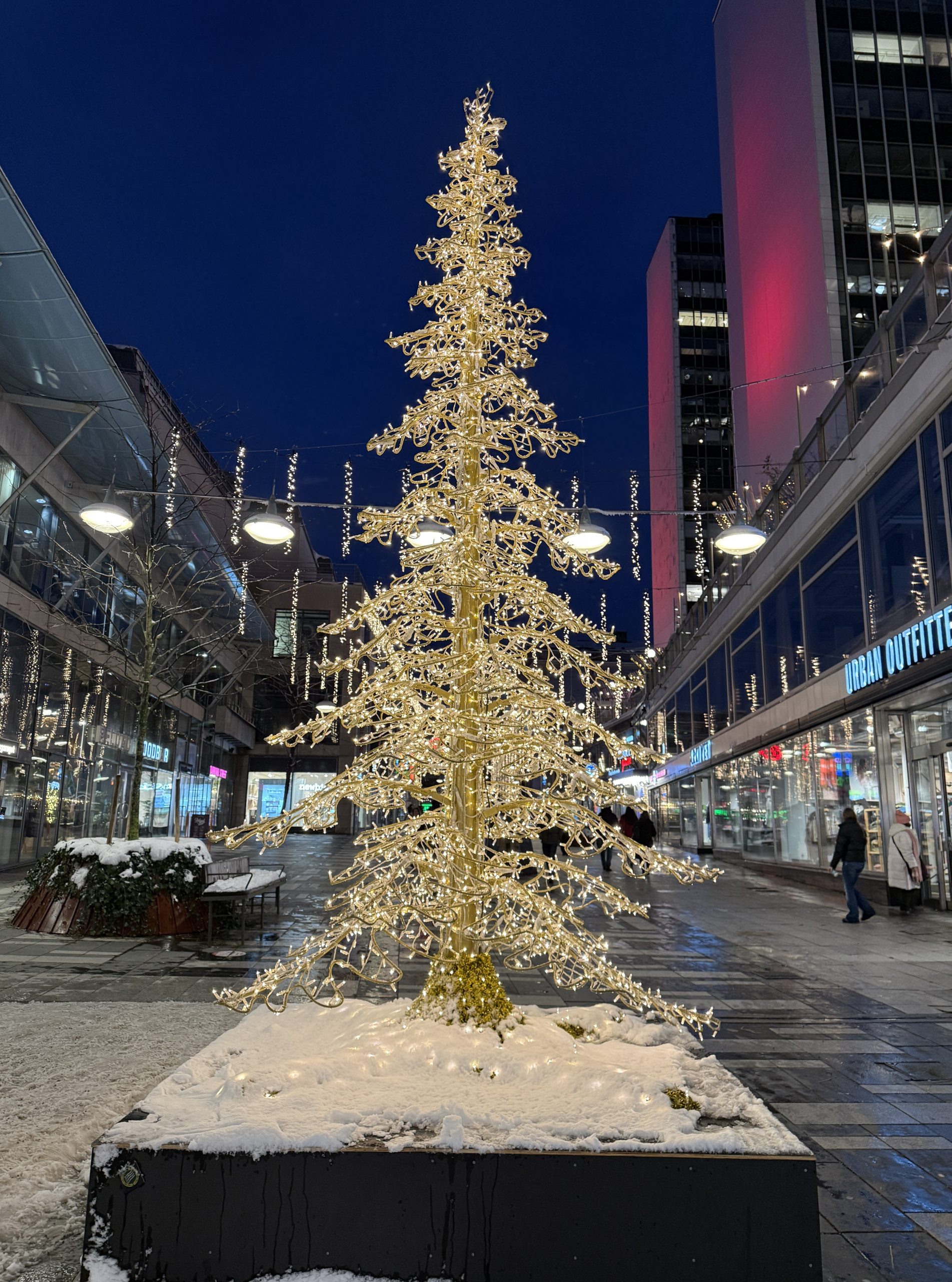 Ljusinstallation i form av en gran på Sergelgatan i Stockholm.
