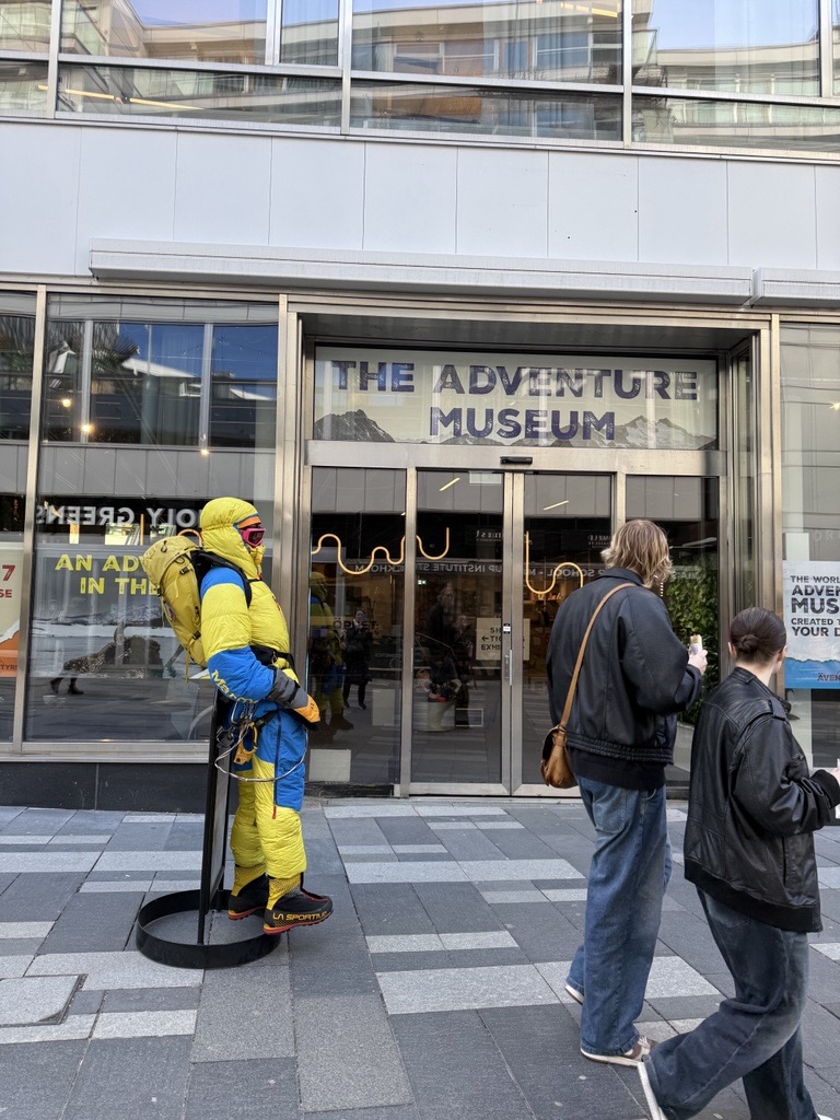 Butik i Stockholm city med människor framför