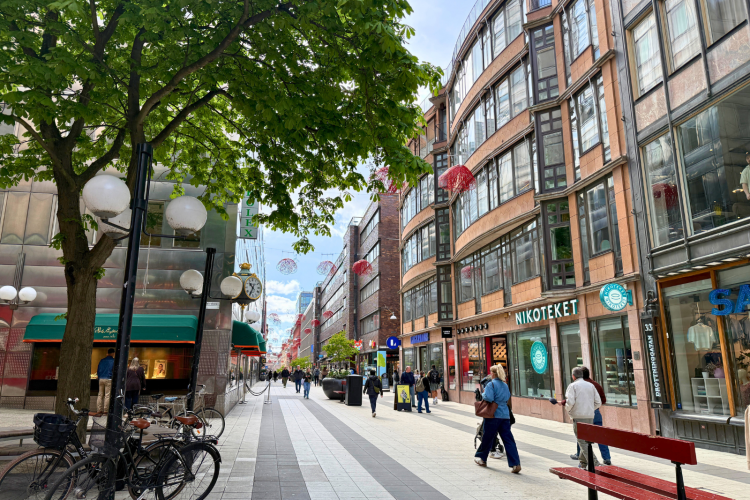 Drottninggatan i Stockholm i sommargrönska