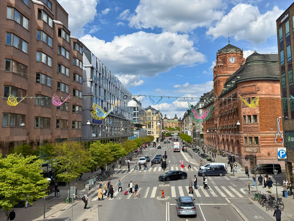 Vasagatan i Stockholm dekorerad med hängande fjärilar