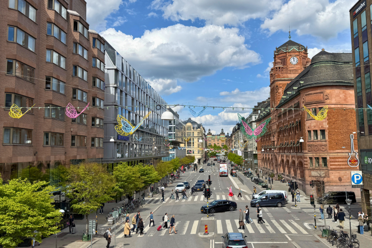 Vasagatan i Stockholm dekorerad med hängande fjärilar